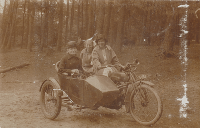 879322 Groepsportret van drie dames François in en op een motorfiets met zijspan in de bossen bij Hotel De Pyramide van ...